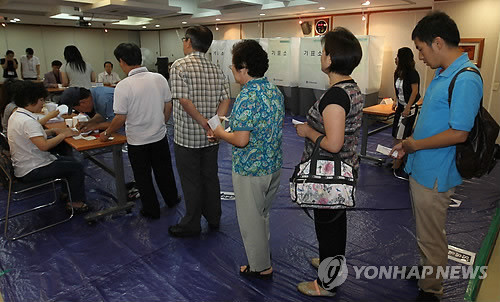 ▲ 서울시 무상급식 주민투표가 실시된 24일 오전 중랑구 상봉 1동 제3투표소에서 시민들이 투표 순서를 기다리고 있다.ⓒ연합뉴스