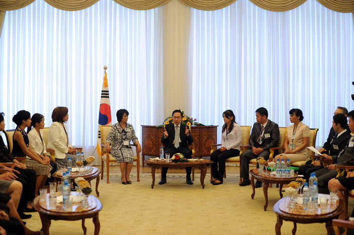 ▲ 이명박 대통령이 23일(현지시간) 타슈켄트 대통령 영빈관에서 한-우즈베키스탄 문화 교류 관계자들을 만나 격려의 말을 하고 있다.ⓒ청와대