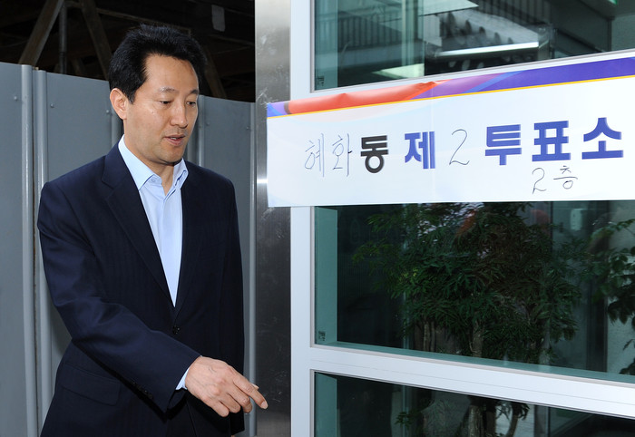 ▲ 오세훈 서울시장이 24일 오전 혜화동 투표소에서 투표를 마치고 나오고 있다.ⓒ뉴데일리