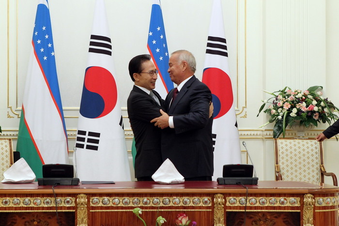 ▲ 우즈베키스탄을 국빈 방문중인 이명박 대통령이 23일(현지시간) 이슬람 카리모프 우즈벡 대통령을 껴안으며 우의를 나타내고 있다.ⓒ청와대