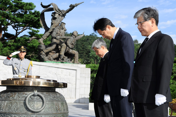 ▲ 무상급식 주민투표 당일인 24일 오세훈 서울시장이 투표를 마친 뒤 현충원에 들러 참배를 하고 있다. ⓒ 뉴데일리