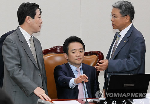 ▲ 국회 외교통상통일위원회 한나라당 유기준 간사(왼쪽)와 민주당 김동철 간사가 24일 오전 국회 전체회의에서 결산안 처리에 대해 논의하고 있다. ⓒ연합뉴스