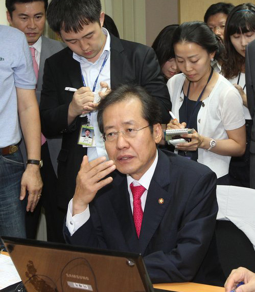 ▲ 서울시 무상급식 주민투표가 실시된 24일 오후 한나라당 홍준표 대표가 여의도 한나라당 서울시당 종합상황실을 방문해 투표율에 대한 의견을 밝히고 있다. ⓒ연합뉴스