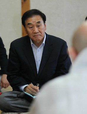 ▲ 이재오 특임장관이 24일 오전 해인사를 방문, 종정 법전스님과 소통 등을 주제로 대화하고 있다. ⓒ 연합뉴스