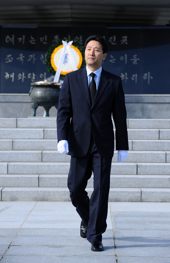 ▲ 서울시 주민투표가 시행된 24일 오세훈 서울시장이 현충원을 참배한 뒤 걸어나오고 있다. ⓒ 뉴데일리