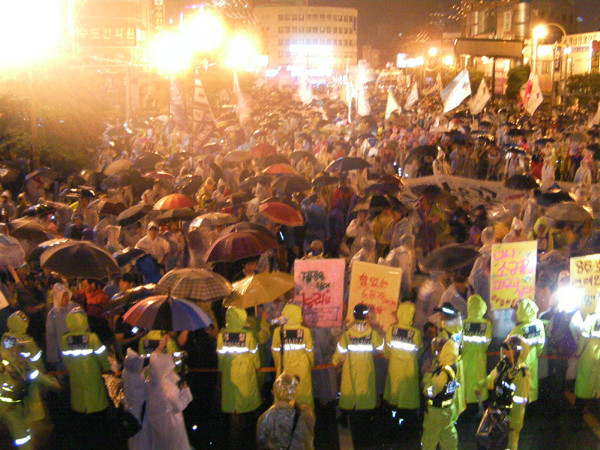 ▲ 2차 '희망버스' 시위대는 여경들의 멱살을 잡는가 하면 쓰레기 무단투기와 노상방뇨로 인근 주민들에게 큰 불편을 줬다. 그들은 이를 '평화적 시위'라 부른다.