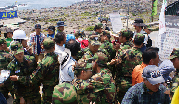 ▲ 소위 '평화'와 '생명' 시위대들은 해군 장병들이 불법시설물 철거를 요구하자 몸싸움을 벌이는 게 다반사다.