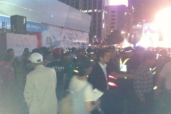 ▲ 지난 20일 민노총, 민주택시노조, 전교조 등 좌파단체와 민주당, 민노당 등 좌파5당은 서울 도심을 불법점거한 채 이틀동안 시위를 벌였다. 이때 서울시청광장에서 합법집회를 갖던 대학생 북한인권단체들의 행사 '8월의 편지'가 열리고 있었다. 좌파 시위대는 이들에게 생수병을 던지는가 하면 시비를 걸기도 했다. 이들은 이 시위를 '평화시위'라 불렀다.