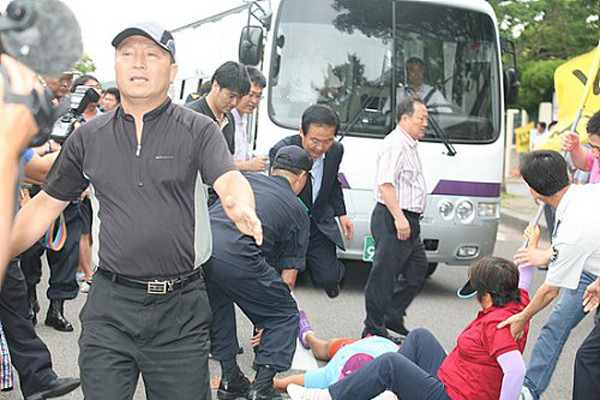 ▲ 지난 7월 22일 조현오 경찰청장이 서귀포경찰서를 방문했다. 제주해군기지 반대세력들은 조현오 청장이 탄 버스를 10분 동안 포위했다. 그럼에도 제주경찰은 이들 불법시위대에 대해 미온적인 대처를 해 비난을 받았다.