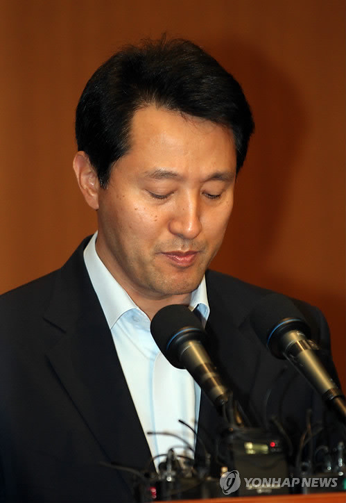 ▲ 오세훈 서울시장이 주민투표 최종투표율이 발표된 직후인 24일 오후 서울시청에서 입장을 밝히다 고개를 숙였다. ⓒ연합뉴스