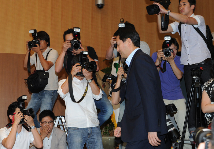 ▲ 오세훈 서울시장이 24일 주민투표 결과가 나온 직후 기자회견을 가진 뒤 퇴장하고 있다. ⓒ 뉴데일리