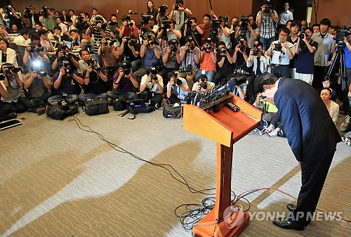 ▲ 오세훈 서울시장이 24일 서울시청에 차려진 주민투표 투ㆍ개표 상황실에서 결과에 대한 입장을 발표하기에 앞서 인사를 하고 있다. ⓒ연합뉴스