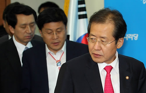 ▲ 한나라당 홍준표 대표가 24일 오후 여의도 한나라당사에서 서울시 무상급식 주민투표가 무산된 뒤 기자간담회장으로 들어서고 있다. ⓒ연합뉴스