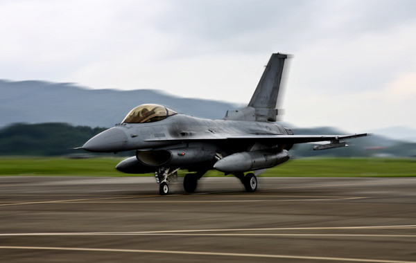 ▲ 공군 KF-16전투기가 활주로에서 이동하고 있다.