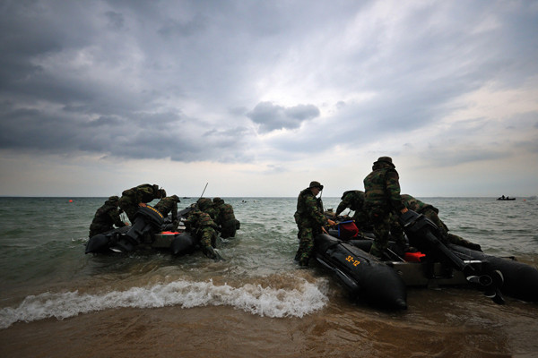 ▲ 해병대원들이 기습침투용 IBS를 이끌고 훈련을 준비하고 있다.