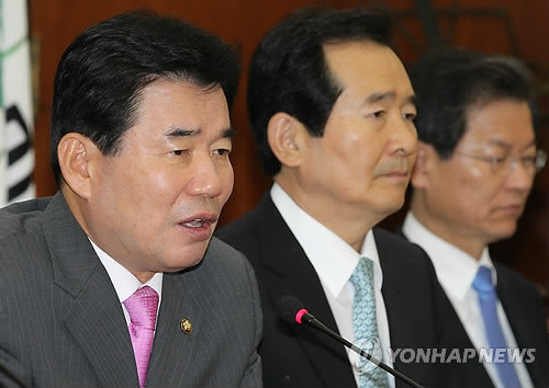 ▲ 민주당 김진표 원내대표가 25일 오전 국회에서 열린 민주당 최고위원회의에서 한나라당 홍준표 대표를 비판하고 있다. ⓒ연합뉴스