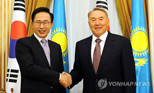 ▲ 이명박 대통령이 24일 카자흐스탄 수도 아스타나 대통령궁에서 누르술탄 나자르바예프 대통령과 정상회담중 악수하고 있다 . ⓒ연합뉴스