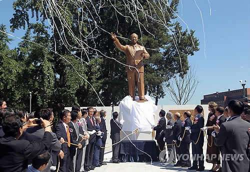 ▲ 한국자유총연맹이 건국 60주년 특별사업으로 추진한 이승만 박사 동상 제막식이 25일 오전 서울 남산 연맹 본부에서 열렸다.ⓒ 사진 연합뉴스