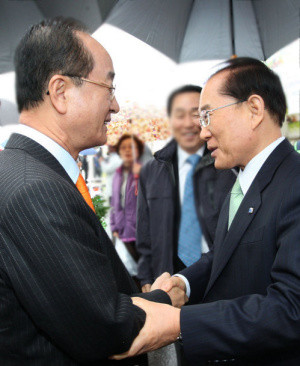 ▲ 자유선진당과 국민중심연합의 통합작업이 '당명' 문제를 두고 속도를 내지 못하고 있다. 사진은 왼쪽부터 심대평 국민중심연합 대표, 이회창 자유선진당 전 대표. ⓒ 연합뉴스