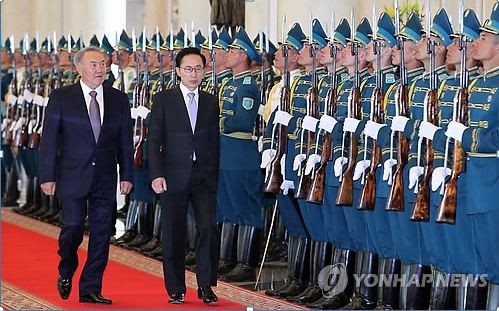 ▲ 카자흐스탄을 국빈 방문 중인 이명박 대통령이 25일 아스타나 대통령궁에서 열린 공식환영식에서 나자르바예프 대통령과 함께 의장대를 사열하고 있다.ⓒ연합뉴스