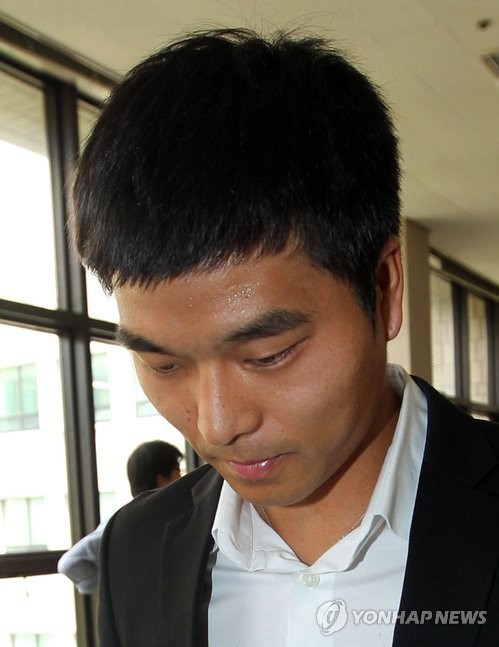 ▲ 프로축구 승부조작 혐의로 불구속 기소된 최성국이 지난달 28일 오후 창원지법에서 열린 첫 공판을 받은 뒤 진땀을 흘리며 고개를 떨군채 법정을 나서고 있다.