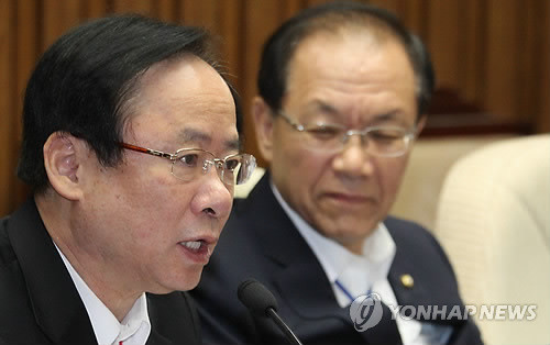 ▲ 한나라당 이주영 정책위의장이 26일 국회에서 열린 주요당직자회의에서 민주당의 복지정책을 비판하고 있다. ⓒ연합뉴스