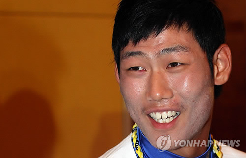 ▲ 사진 = 신일고 유격수 하주석이 25일 서울 송파구 잠실동 롯데호텔월드에서 열린 2012 프로야구 신인선수 지명회의에서 한화이글스로부터 1순위로 지명받은 뒤 환하게 웃고 있다.