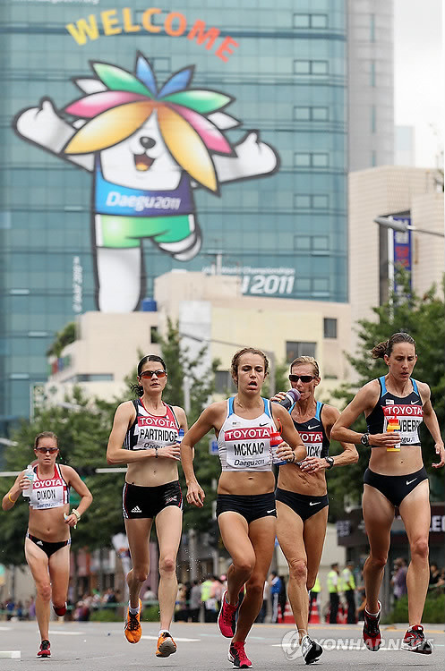 ▲ 2011 대구 세계육상선수권대회가 개막한 27일 오전 대구 중구청 앞으로 여자 마라톤 선수들이 레이스를 펼치고 있다. ⓒ연합뉴스