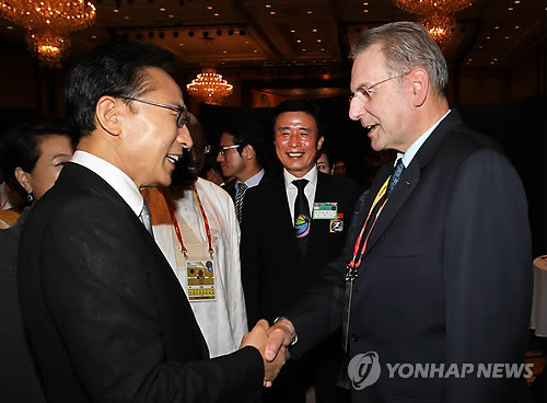 ▲ 이명박 대통령이 27일 대구 수성구 만촌동 인터불고 호텔에서 열린 'IOC 및 IAAF위원 초청 오찬 리셉션'에서 자크 로게 IOC 위원장과 인사하고 있다. ⓒ연합뉴스
