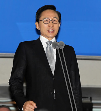 ▲ 이명박 대통령이 27일 저녁 대구스타디움에서 열린 '2011 대구세계육상선수권대회 개막식'에서 개회를 선언하고 있다. ⓒ연합뉴스