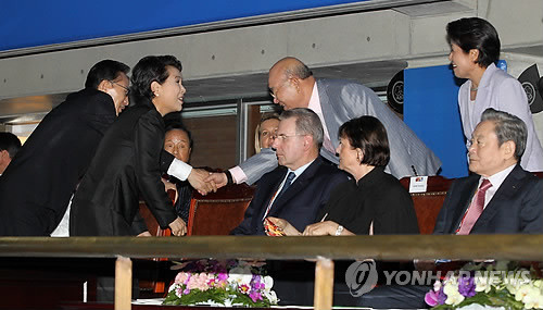 ▲ 이명박 대통령과 부인 김윤옥 여사가 27일 저녁 대구스타디움에서 열린 '2011 대구세계육상선수권대회 개막식'에서 전두환 전 대통령, 이순자 여사와 인사하고 있다. ⓒ연합뉴스