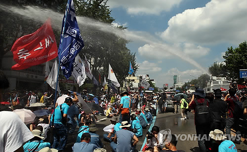 ▲ (서울=연합뉴스) 배정현 기자 = 28일 오후 서울 한강로 한진중공업 본사 앞에서 경찰이 집회를 하던 제 4차 '희망버스' 참가자들을 향해 물대포를 쏘고 있다. 경찰이 시위대를 향해 물대포를 사용한 것은 2008년 촛불집회 이후 처음인 것으로 알려졌다.ⓒ