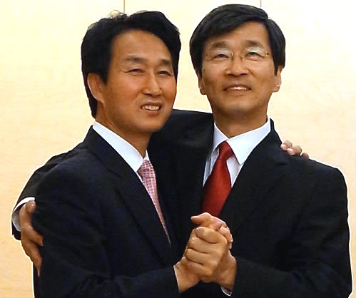 ▲ 지난해 5월 19일 서울 중구 정동 레이첼칼슨홀에서 열린 단일화 합의 발표에서 두 후보가 포옹하던 모습. ⓒ연합뉴스