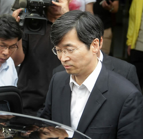 ▲ 지난해 5월 19일 서울 중구 정동 레이첼칼슨홀에서 열린 단일화 합의 발표에서 두 후보가 포옹하던 모습. ⓒ연합뉴스