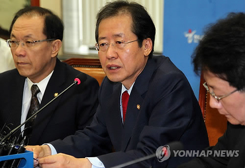 ▲ 한나라당 홍준표 대표가 29일 오전 국회에서 열린 최고위원회의에서 곽노현 서울시교육감에게 사퇴를 촉구하고 있다. ⓒ연합뉴스