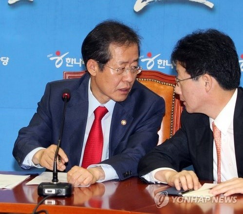 ▲ 한나라당 홍준표 대표가 29일 오전 국회에서 열린 한나라당 최고위원회의에서 유승민 최고위원과 대화를 나누고 있다. ⓒ연합뉴스