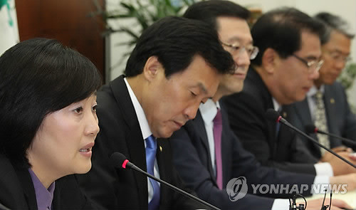 ▲ 29일 국회에서 열린 민주당 보편적 복지 재원조달방안 보고서 발표회에서 손학규 대표가 박영선 정책위의장의 발언을 듣고 있다. ⓒ연합뉴스