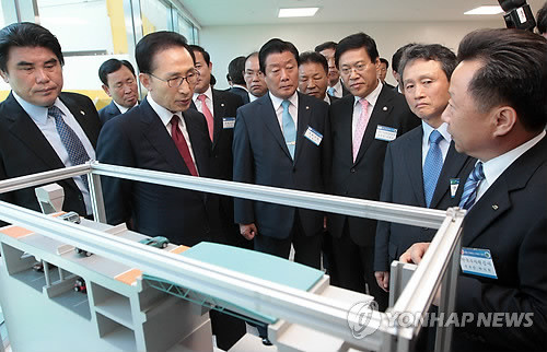 ▲ 이명박 대통령이 29일 오후 경기도 안산시 대부도동 시화방조제 '시화호 조력발전소' 중앙제어실에 들러 박기환 수공 녹색본부장으로부터 발전설비 시설 등을 보고받고 있다. ⓒ연합뉴스