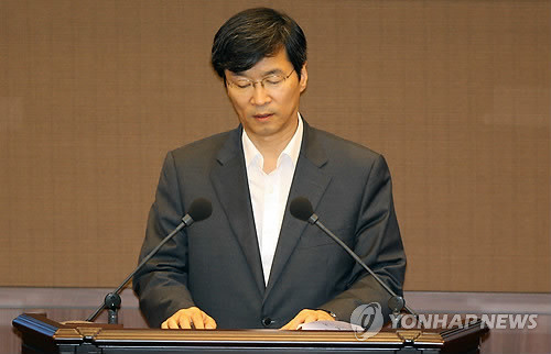 ▲ 시정연설하는 곽노현 서울시교육감 (서울=연합뉴스) 안정원 기자 = 지난해 서울시육감 선거당시 상대후보에게 금품을 준 혐의를 받고 있는 곽노현 서울교육감이 29일 서울시의회에서 열린 제233회 임시회 제1차 본회의에 참석, 굳은 표정으로 시정연설을 하고 있다. ⓒ