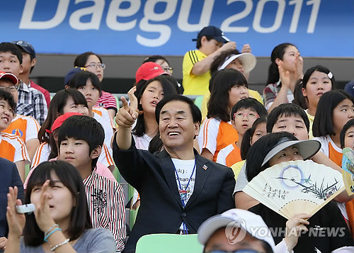 ▲ 이재오 특임장관이 29일 세계육상선수권 대회가 열리고 있는 대구 스타디움을 방문해 석보초등학교 학생들과 함께 경기를 관람하고 있다. ⓒ연합뉴스