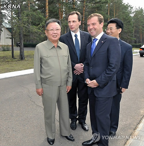 ▲ 북한 조선중앙통신 홈페이지는 최근 러시아를 방문한 김정일 국방위원장의 사진 15장을 29일 공개했다. 사진에는 김 위원장이 드미트리 메드베데프 러시아 대통령과 정상회담을 하는 모습, 러시아 기차역에서 영접받는 장면, 아무르주 부레이 수력발전소를 방문한 모습 등이 담겨 있다. ⓒ연합뉴스