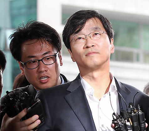 ▲ 지난해 교육감 선거 당시 후보 단일화와 관련해 금품을 제공한 혐의를 받고 있는 곽노현 교육감이 29일 오전 종로구 서울시교육청으로 출근 중 기자들에 둘러싸여 질문을 받고 있다. ⓒ연합뉴스