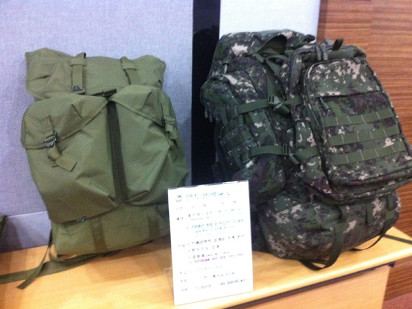 ▲ 기존 군장(좌)과 신형 군장(우). 신형 군장은 모든 주머니를 탈착할 수 있다.