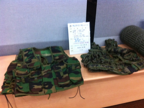 ▲ 기존 전투조끼(좌)와 신형 전투조끼(우). 신형 전투조끼는 미군이 사용 중인 M.O.L.L.E 시스템처럼 임무에 따라 주머니를 탈착할 수 있으며 군장과 결합도 가능하다.