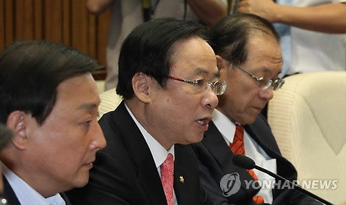 ▲ 한나라당 이주영 정책위의장이 30일 국회에서 열린 원내대책회의에서 곽노현 교육감에게 사퇴를 요구하고 있다. ⓒ연합뉴스