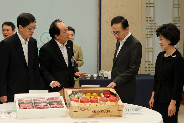 ▲ 이명박 대통령이 30일 청와대에서 열린 제37회 국무회의에 앞서 김황식 총리, 서규용 농수산부장관, 진수희 보건복지부장관 등과 추석 제수용품을 살펴보고 있다. ⓒ청와대