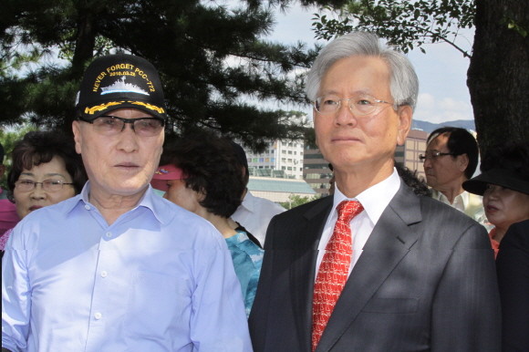 ▲ 서정갑본부장(좌)과 고영주변호사(우)ⓒ