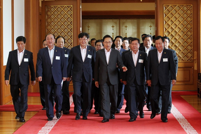 ▲ 이명박 대통령이 30일 청와대로 허재안 의장단 회장, 허광태 서울시 의회의장 등 광역시-도의회 의장단을 초청, 환담을 나눈 후 오찬장으로 이동하고 있다. ⓒ청와대