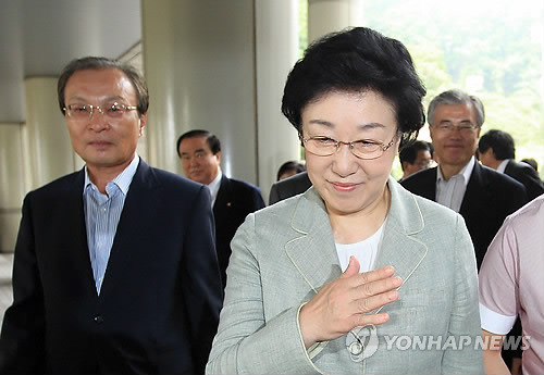 ▲ 9억원의 불법 정치자금을 건네받은 혐의로 기소된 한명숙 전 국무총리가 29일 오후 공판이 열리는 서초동 서울중앙지방법원으로 들어서고 있다. ⓒ연합뉴스