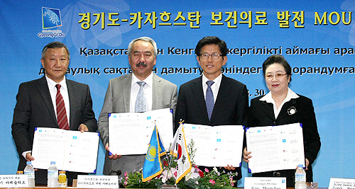 ▲ 30일 도청 상황실에서 열린 보건의료분야 교류협력 확대에 관한 MOU 체결식에서 김문수 경기도지사가 협약서에 서명한 후 카자흐스탄 보건부 관계자들과 기념촬영을 하고 있다. ⓒ 뉴데일리